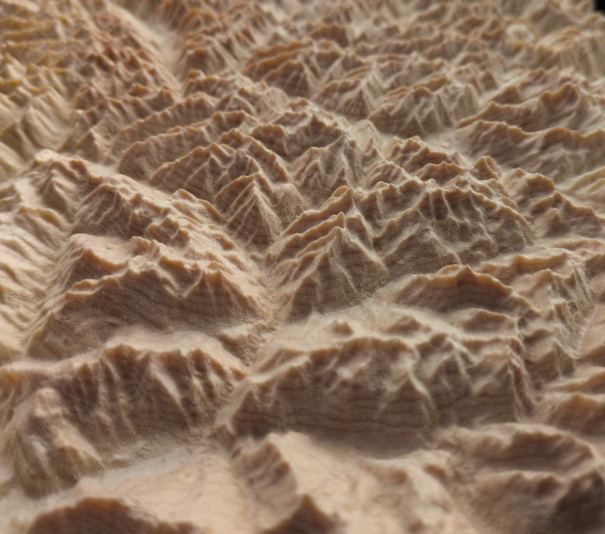 Das Engadin aus Arvenholz im Detail